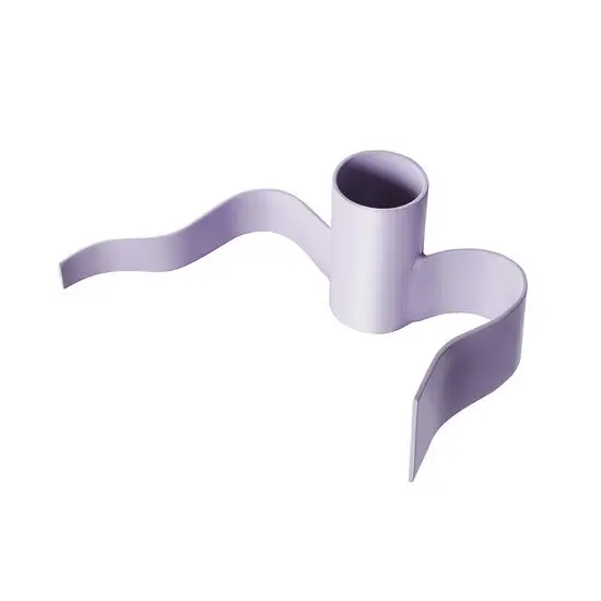 Lys lilla lysestage med bølgende design og cylindrisk center til stearinlys, med to sideudvidelser.