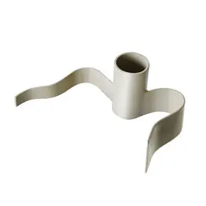 Mørk beige lysestage med bølget design og cylindrisk midte til lys, med to udstrakte arme.