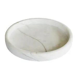 Rund hvid marmor bakke med lav kant og glat overflade.