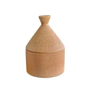 Keramikkrukke med konisk låg og knop, cylindrisk base, terracottafarve, tekstureret mønster.
