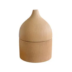 Keramikkrukke med låg, brun nuance, lodrette linjer, rundet låg med spids top, rustikt design.