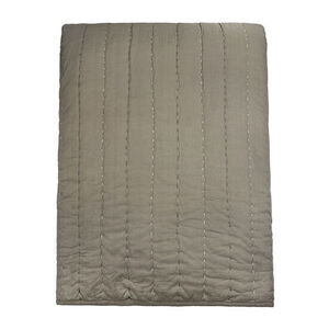 Brunt quiltet sengetæppe med lodrette syninger, fladt udstrakt. Størrelse 260x260 cm.