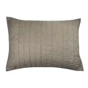 Brun quiltet pudebetræk med vertikale syninger, 50x70 cm, fra Moudhome SENSES kollektion.