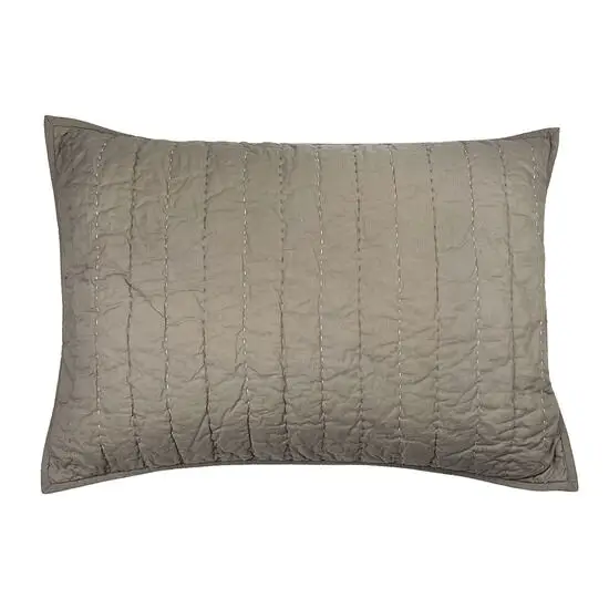 Moudhome - SENSES quiltet brun pudebetræk - 50x70 cm