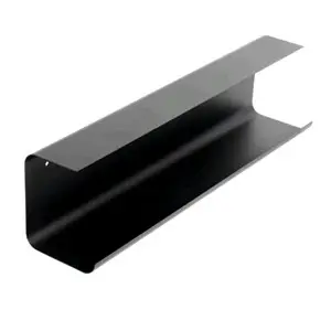 Sort væghylde med elegant, buet design og glat overflade. Åben bund.