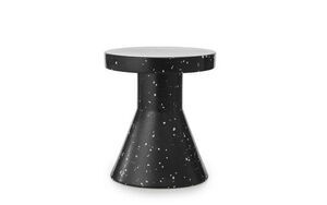 Sort skammel med konisk base og rund top, dækket af hvide pletter.