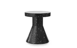 Sort skammel med konisk base og rund top, dækket af hvide pletter.