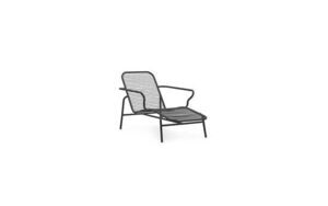 Sort chaise lounge med slatted ryg og sæde, buede armlæn og minimalistisk design.
