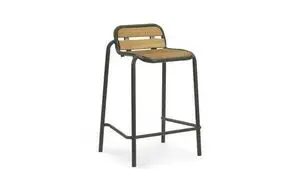 Barstol i mørkegrøn med trælameller i sæde og ryglæn, minimalistisk design.