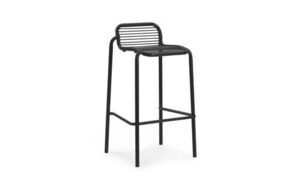 Sort barstol med minimalistisk design, slatted sæde og ryglæn, fire ben og fodstøtte.