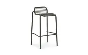 Moderne barstol med horisontale lameller, fodstøtte og mørkegrøn farve fra Normann Copenhagen.