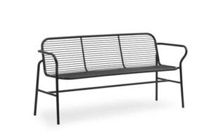 Sort bænk med metalramme og vandrette lameller, moderne design med armlæn.