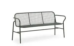 Mørkegrøn spisebænk med minimalistisk design, slatted ryglæn og armlæn.