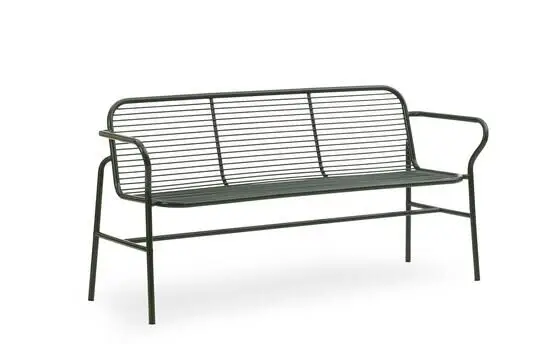Mørkegrøn spisebænk med minimalistisk design, slatted ryglæn og armlæn.