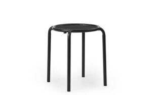 Sort, minimalistisk skammel med fire ben og rund sæde fra Normann Copenhagen.