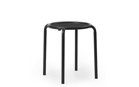 Sort, minimalistisk skammel med fire ben og rund sæde fra Normann Copenhagen.