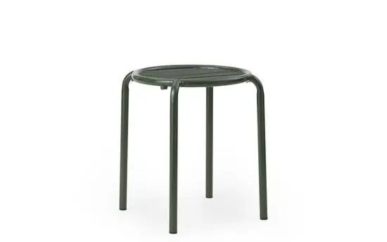 Mørkegrøn skammel med rund sæde og fire slanke ben fra Normann Copenhagen.