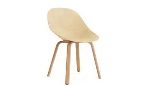 Stol med buet sæde i naturfarvet hamp, ben i lyst bøgetræ. Enkel og moderne stil.