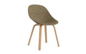Stol med sæde i tangfarve og ben i bøg, fra Normann Copenhagen.