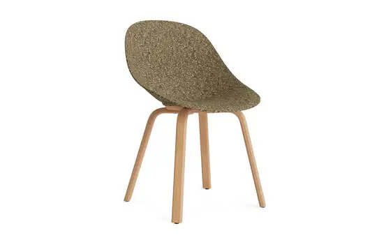 Stol med sæde i tangfarve og ben i bøg, fra Normann Copenhagen.