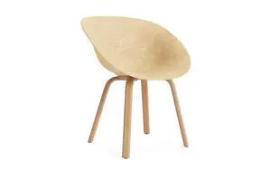 Mat stol med buet ryg og sæde i lys naturfarve, fire ben i bøgetræ, moderne og minimalistisk stil.
