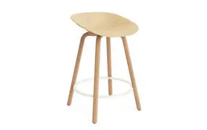Barstol i bøgetræ med cremefarvet fodstøtte, minimalistisk design, 65 cm høj.