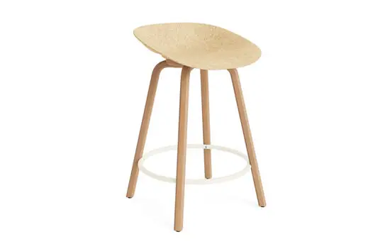 Barstol i bøgetræ med cremefarvet fodstøtte, minimalistisk design, 65 cm høj.