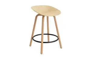 Barstol med buet sæde i bøgetræ og sort metal fodstøtte, moderne og stilfuldt design.