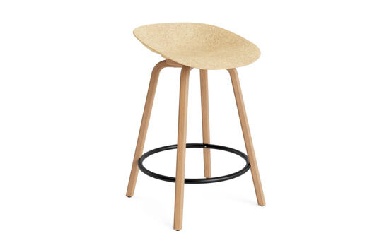Barstol med buet sæde i bøgetræ og sort metal fodstøtte, moderne og stilfuldt design.