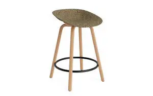 Barstol med mørkt sæde, lyse træben og sort fodstøtte. Enkel og moderne stil.