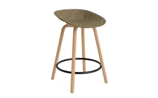 Barstol med mørkt sæde, lyse træben og sort fodstøtte. Enkel og moderne stil.