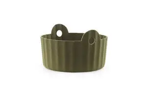 Rund olivengrøn kurv med ribbet tekstur og to cirkulære håndtag på modsatte sider.