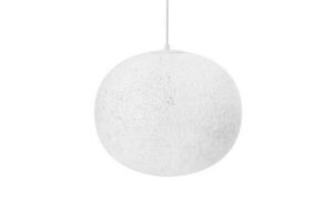 Rund hvid lampe med tekstureret overflade, hængt op i en tynd ledning.
