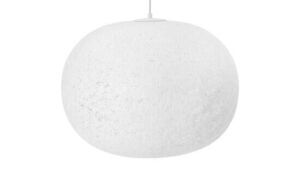 Hvid, kugleformet lampe med tekstureret overflade, hængende fra en ledning.