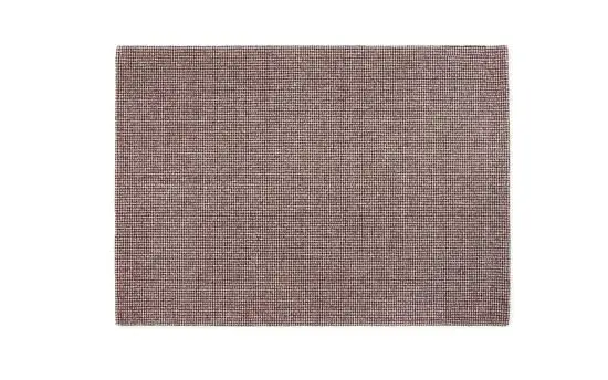 Rektangulært tæppe i offwhite og bordeaux med tæt vævet mønster. Mål: 170x240 cm.