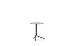 Rundt sidebord i mørkebrun med trebenet base fra Normann Copenhagen.