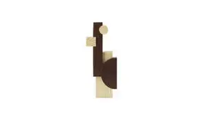 Skulptur med geometriske former i lys og mørk træ, cirkler, rektangler og halvcirkler.