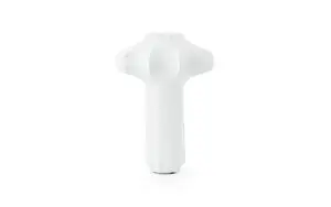 Skulpturel hvid lampe med bred top og smal base, minimalistisk design fra Normann Copenhagen.