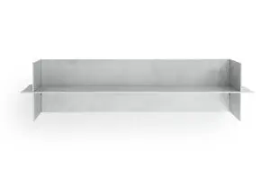 Rektangulær, vægmonteret hylde i minimalistisk design med opstående sider fra Normann Copenhagen.