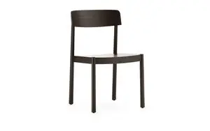 Enkel brun stol med let buet ryg og minimalistisk design fra Normann Copenhagen.