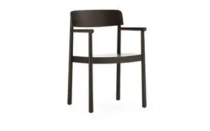 Brun armstol med buet ryglæn og lige, cylindriske ben. Moderne og minimalistisk design.