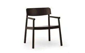 Brun lounge-stol med buet ryglæn, integrerede armlæn og fire ben for minimalistisk æstetik.