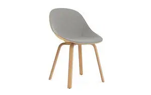 Grå polstret stol med buet ryg og sæde, lyse træben. Elegant og minimalistisk design.