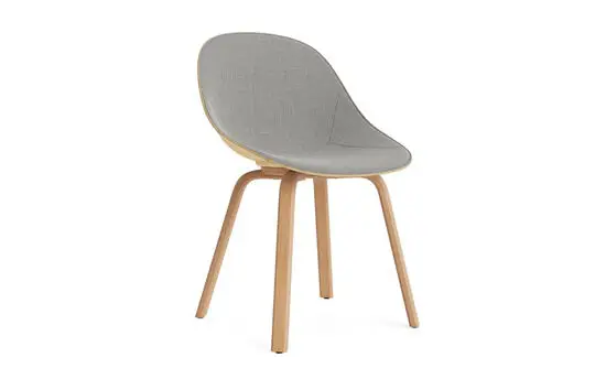 Grå polstret stol med buet ryg og sæde, lyse træben. Elegant og minimalistisk design.