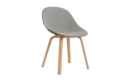 Stol med buet, polstret sæde i søgrøn og ben i bøgetræ, moderne design.