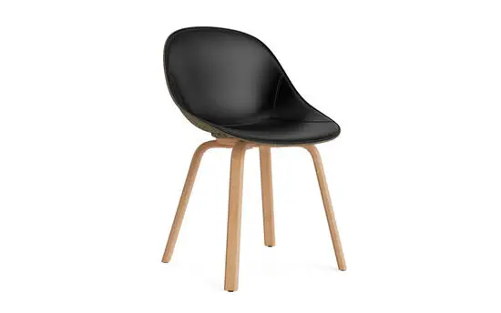 Stol med mørkt sæde og ryglæn, lyse træben, moderne design.