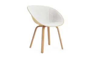 Lys polstret stol med buet sæde og træben i moderne design.