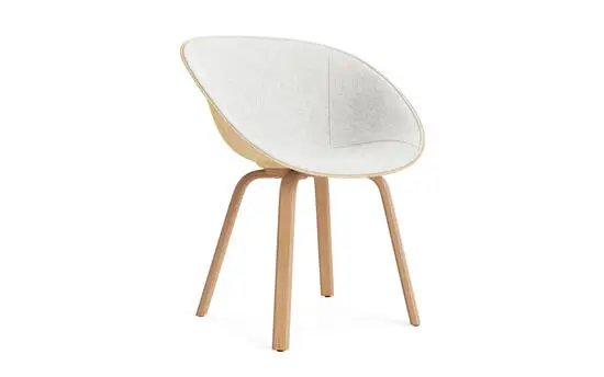 Lys polstret stol med buet sæde og træben i moderne design.