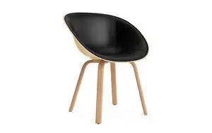 Sortpolstret Normann Copenhagen stol med buet ryglæn og lyse bøgeben.