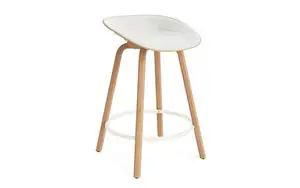Barstol med flødefarvet polstring og bøgeben, minimalistisk design, fodstøtte i metal.